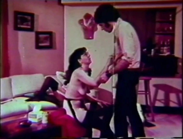 Vintage megastore: Vintage porno: úžasná brunetka šuká na gauči.