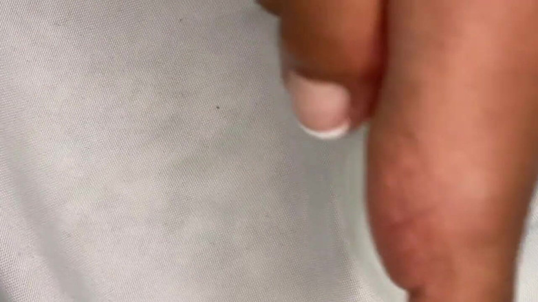 Pink Foxx: ピンクフォックスはフレンチペディキュアでつま先を小刻みに動かします