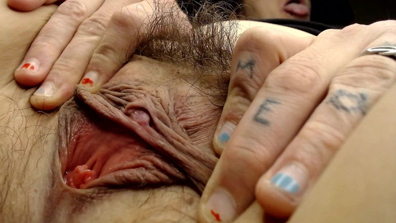 Abby Anna: Grandi labbra sexy che giocano in primo piano con labbra...