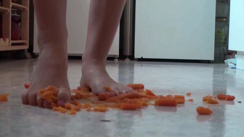 Foot Girls: Крупним планом топтання їжі на кухні