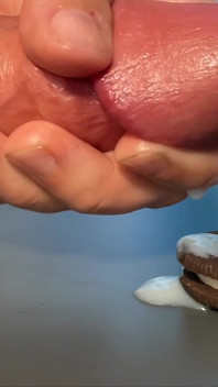 Langsames Oreo-abspritzen: Tropfende Spermaladung auf cookie Nahaufnahme!