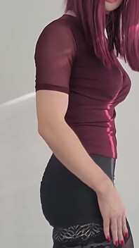 セクシーなミニスカートとハイヒールの女装
