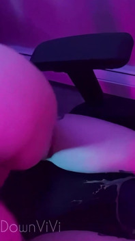 Une Salope De Bureau Excitée Utilise La Gorge Et La Chatte Pour Distraire Votre Jeu