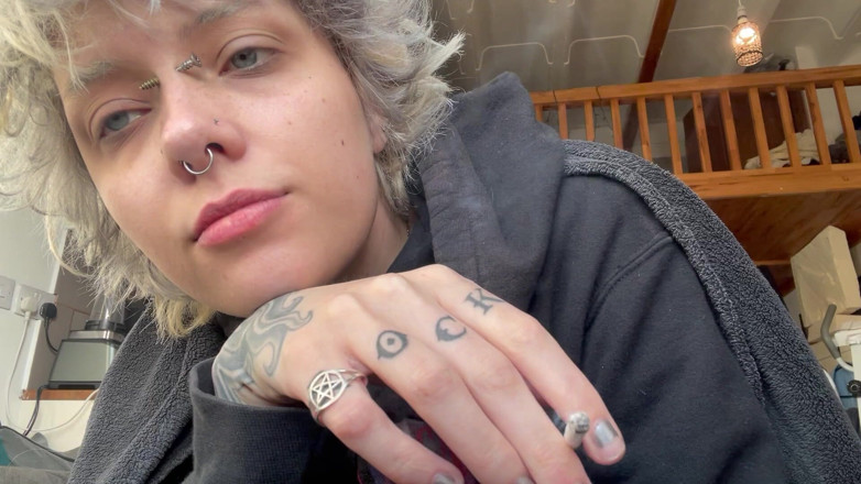 Glitterqueen1999: Linda gótica fumando una cig en una sudadera sin maquillaje