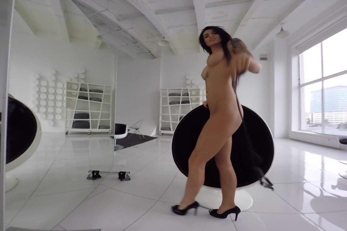 StasyQVR: Lo spogliarello sexy bruna tatuata atletica