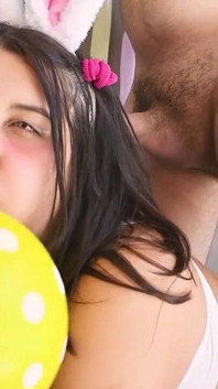 Looner si hraje se svým balonem a skončí to sexem a spermatem na těle.