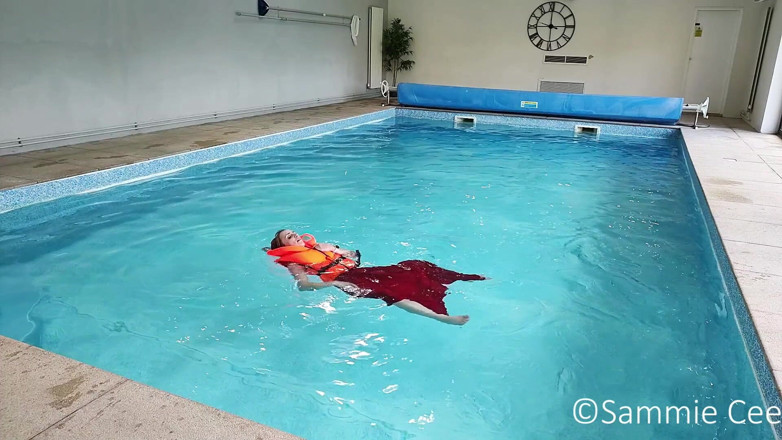 Sammie Cee: Rettungsjacke im abendkleid über bord