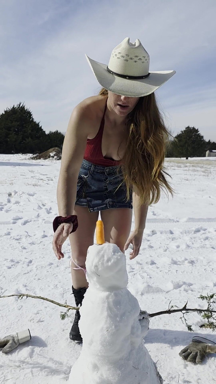 NaughtyRedFarmgirl: Рыжая трахается с лицом Frosty с снеговиком