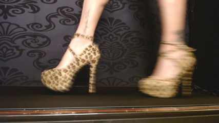 Abby Anna: Andando de salto alto de leopardo