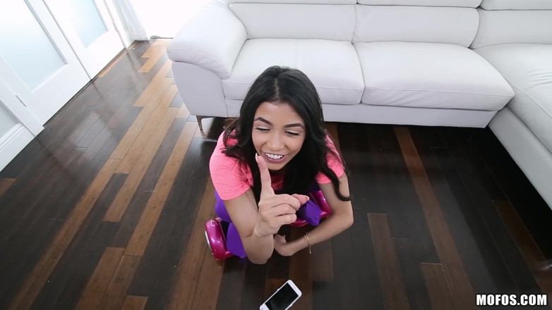Dont break me: 不要打碎我 - Veronica Rodriguez为一个身材娇小的美女谈了很多游戏