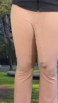 Enorme polla travesti de manos libres y leche al aire libre