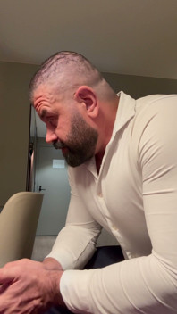 Business muscle padrasto precisa de uma cadela para relaxar