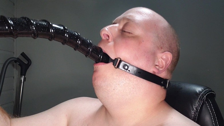 Charlieboy69: 深喉 18 英寸假阳具与嘴堵嘴环
