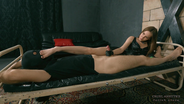 Cruel Anettes fetish world: 给他撸管