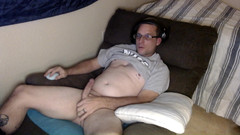 DubeSnackes: Dubesnackes sedí u jeho počítače a sleduje nějaké porno v...