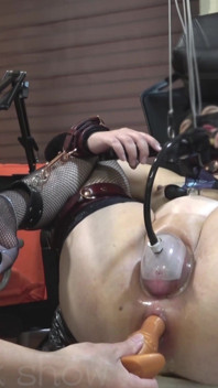 Versaute sklavin R vol.008 Nahaufnahme: Muschi-Vakuum... massives squirting mit analdildo... saugnapf, Saft akkumulieren...