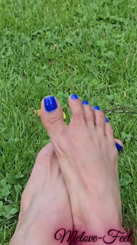 Naelor: Melove blauwe nagellak toont haar sexy voeten op gras