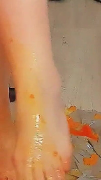 Tangerines derretem sob meus pés, uma bagunça sensual até a última gota