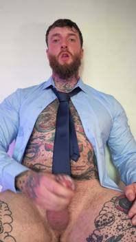 Une dominatrice tatouée se fait éjaculer dessus en solo, vidéo d’adoration