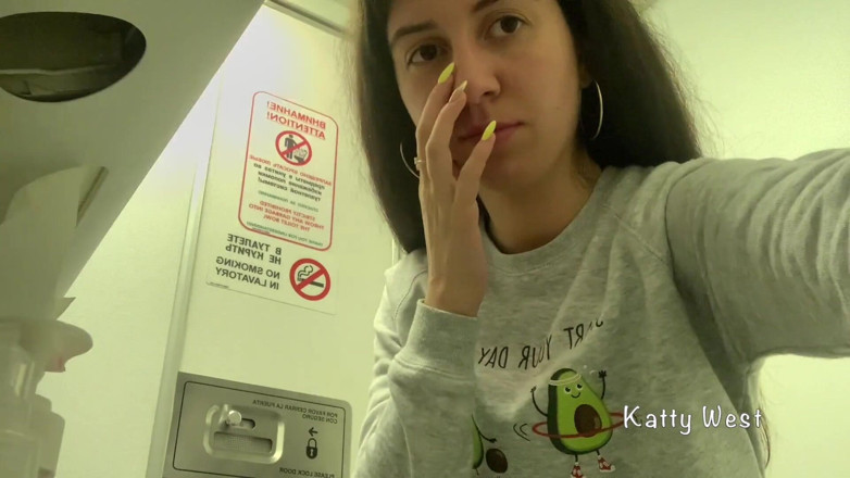 Katty West: Riskantní masturbace na toaletě v letadle. Téměř přistižena bez kalhotek...