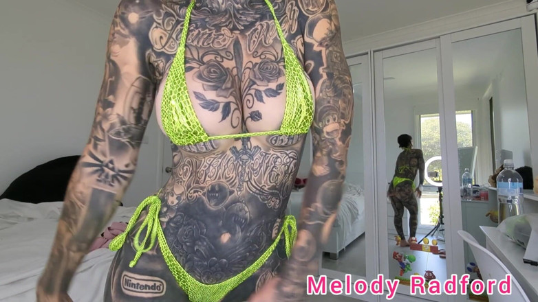 Melody Radford: Il micro bikini con la pelle gialla da serpente prova...