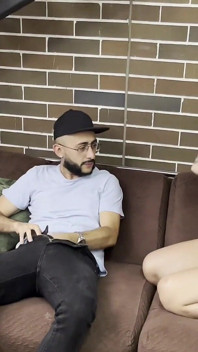 Saya menggoda kawan ayah tiri saya dan dia mengongkek saya di ruang tamu