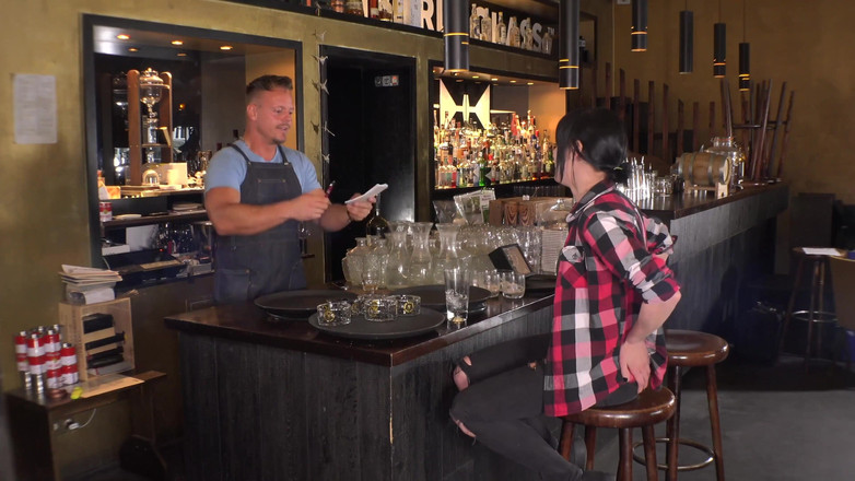 German amateur - 100% German hardcore videos: Koyu saçlı sürtük en sevdiği garsonu mastürbasyon yapıyor