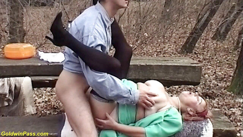 Crazy Old Moms: 자연에서 따먹히는 거유 밀프