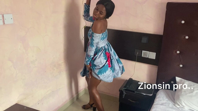 Zion: Awek eboni hitam striptis