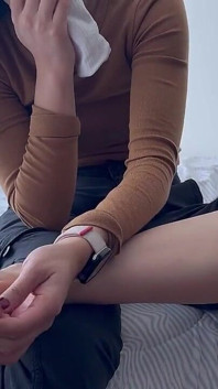 Kadın kendine dokunuyor ve orgazm oluyor dokunuyor, kokluyor ve ayaklarını hissediyor
