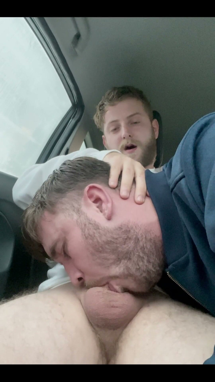 GlennandSonny: Suge și înghite în mașină