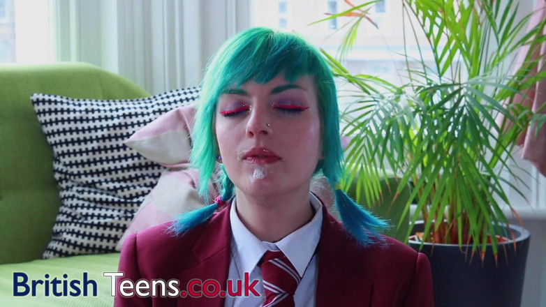 British Teens: 18 yaşındaki İngiliz üniversiteli kız öğretmeni tarafından yalanıyor ve sonra dölünü yutuyor