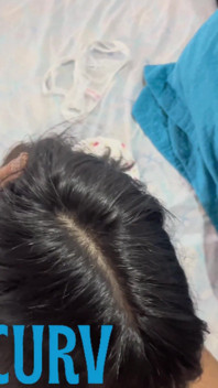 Eu a encontro se masturbando e coloco meu pau na boca dela