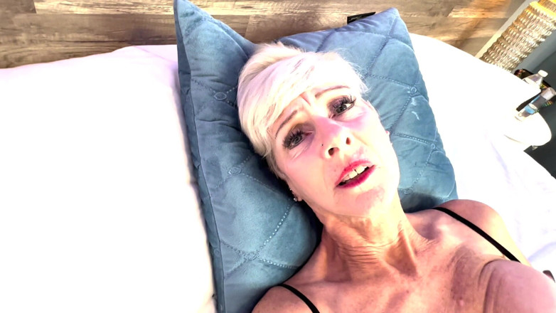 Mature Wanker: Foxxxy 白头发老熟女吮吸和骑硬第一人称视角