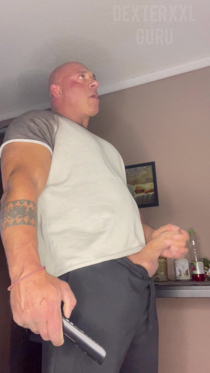 Mr. Guru: M. Gourou se branle debout avant de sortir