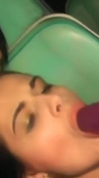 Lesbiene excitate cu fete care se satisfac cu vibratoare în ambulanță
