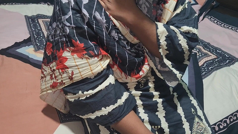 Akhi moni: Eu a trouxe de fora para o quarto e a...