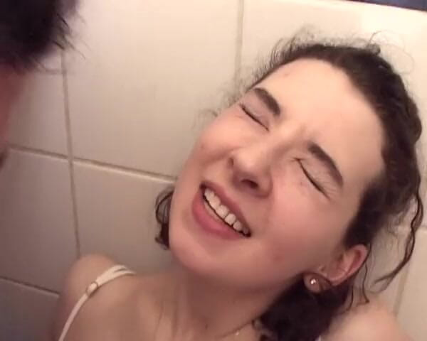 Filles Francaises: Owłosiona francuska laska assfucked w łazience