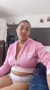 Eu vou levar minha namorada para a boate para que ela possa trabalhar como garçonete, mas primeiro eu dou a ela uma boa foda de quatro