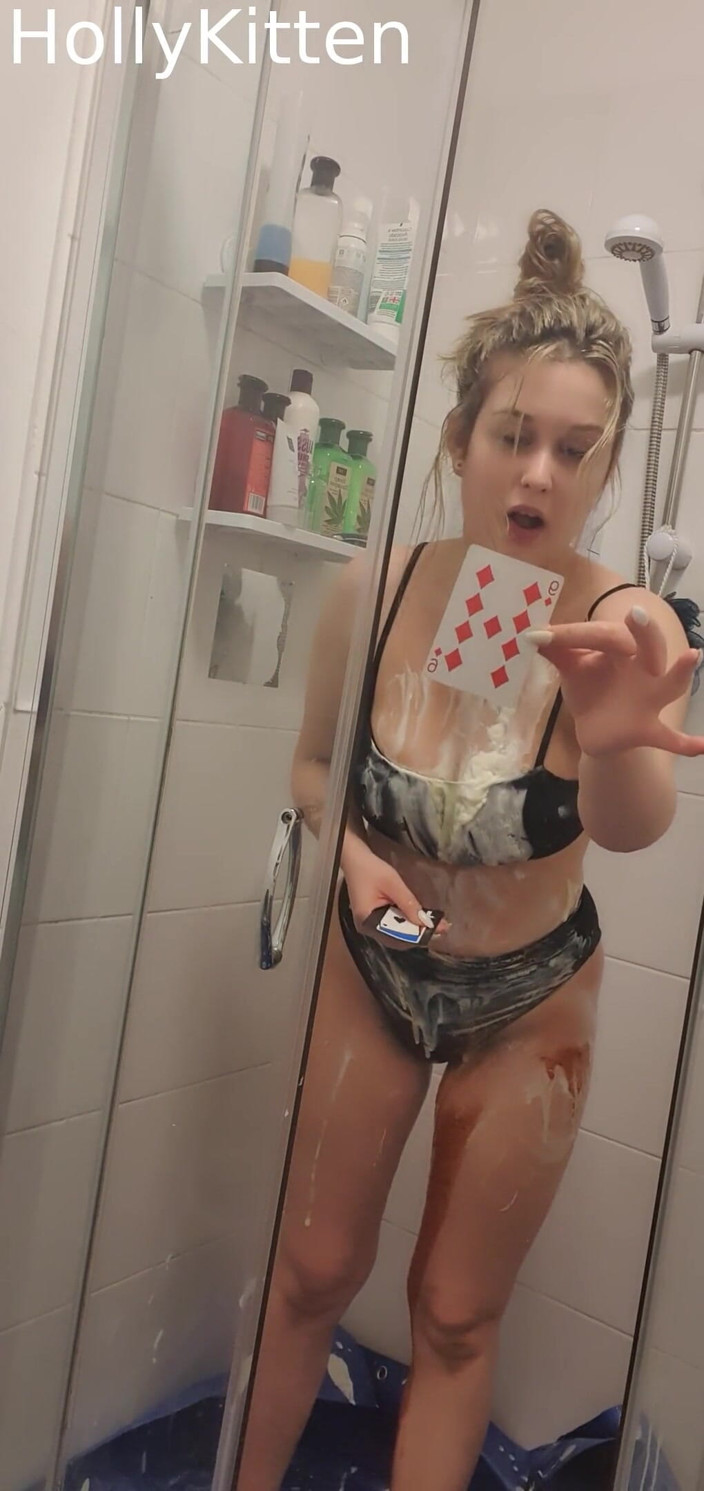 Holly Kitten: HollyKittenn - reto del juego de cartas, cubo sobre la cabeza