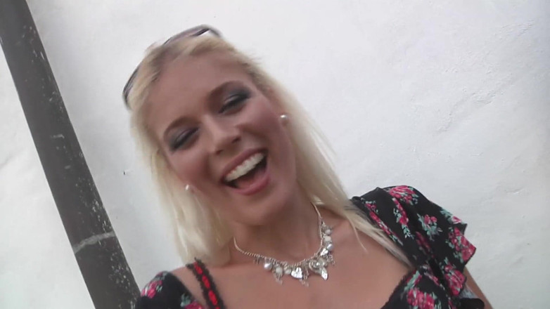 German amateur - 100% German hardcore videos: Urocza nastolatka zostaje spitroasted na castingu na świeżym powietrzu