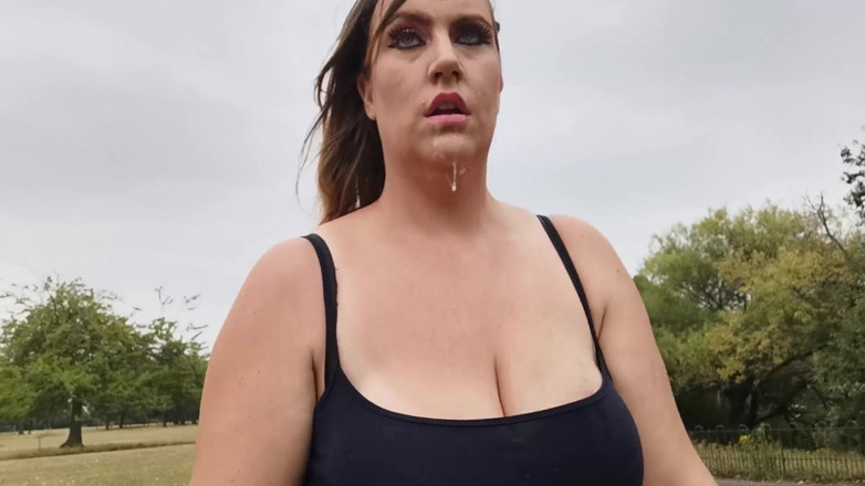 CumslutJayne: Venkovní BJ s procházkou po mrdce - britská velká prsa MILF