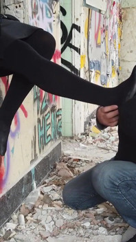 Él adora sus pies de medias negras