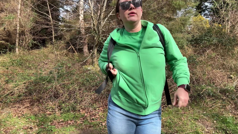 Emma Voyeur: Wanhopige spijkerbroek in de buitenlucht nat maken op het openbare...