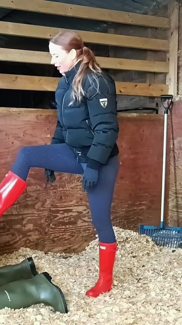 Madam M: Boots Versus Koule, Extrémně Tvrdý Lovci Wellingtons Ballbusting ve stáji