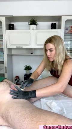 SugarNadya: SugarNadya depiluje vlasy na velkém nadržené péro