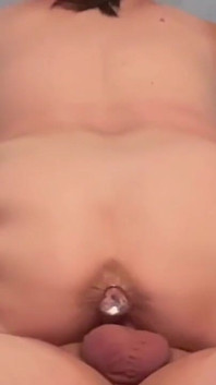 Zralá miluje jezdit s oběma dírami a prdící výstřik ze zadku!