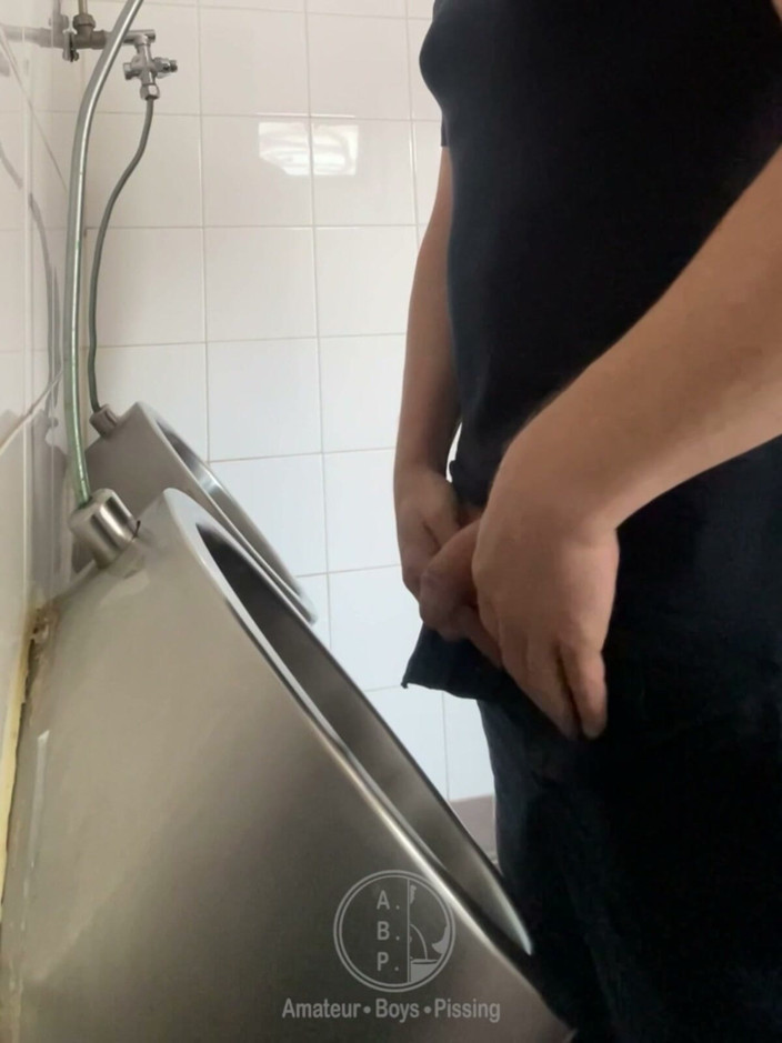 AmateurBoysPissing: Uitându-mă la un roșcat într-o toaletă