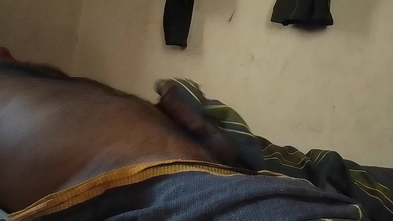 Skydreem1104: पति अपनी पत्नी को उसके ऊपर रखता है और उसे उसके साथ पीटता है