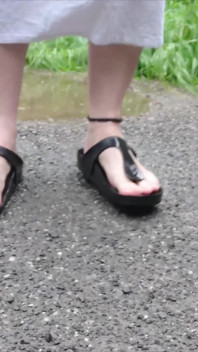 Papucii Birkenstock se distrează în băltoaca de ploaie